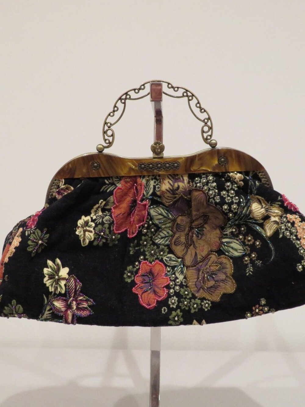 Vintage Style Beaded Floral Frame Clutch Ornate Handle